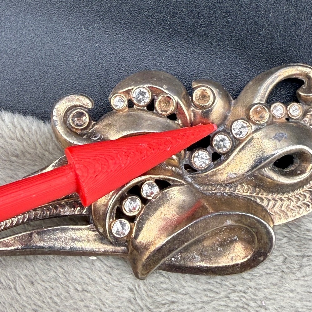 Vintage Pot Metal Brooch Flower Gold Tone Rhinestone READ - Picture 2 of 9